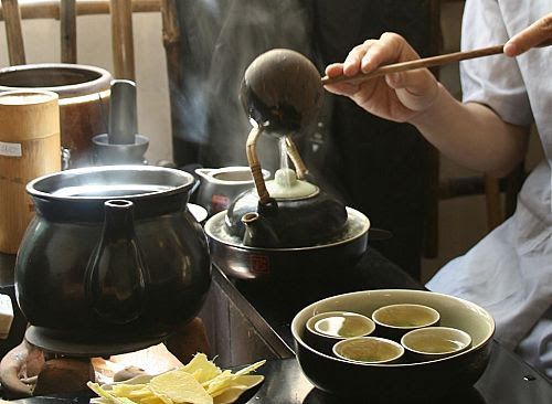 làm nóng ấm trà